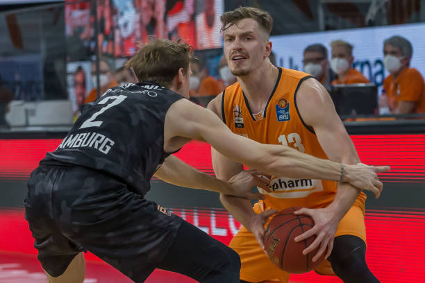 手的防守薄 手的防守薄