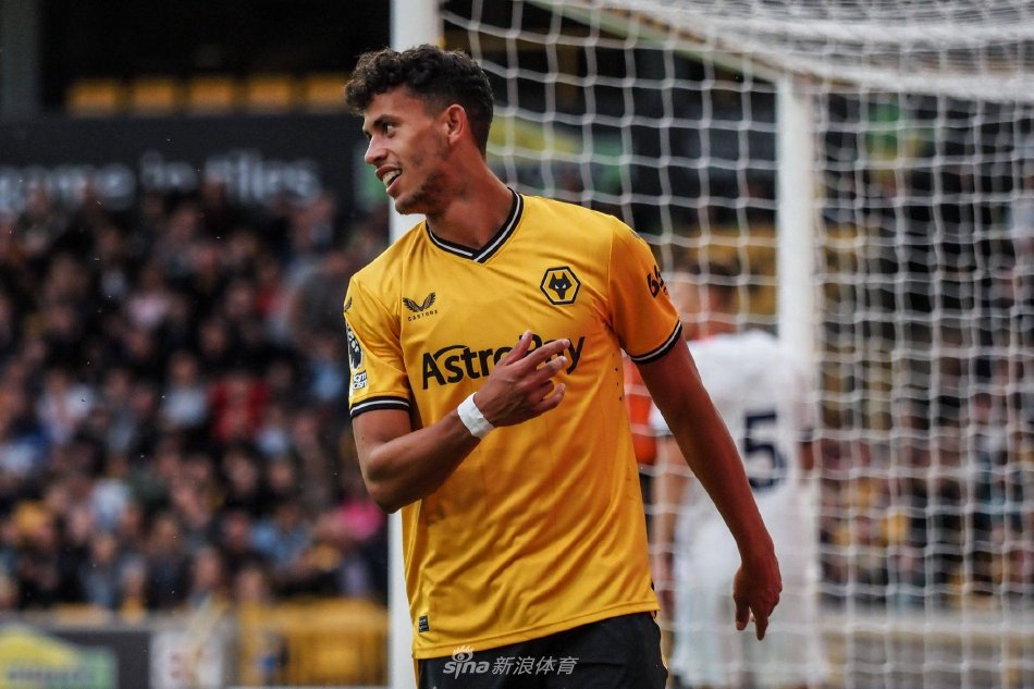 巴塞罗那迎战特内里费：女子足球联赛的巅峰对决（女足联赛焦点战：巴塞罗那对阵特内里费）